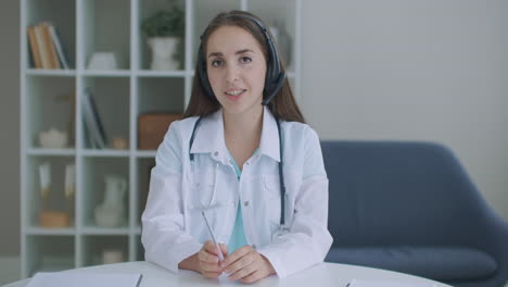 Lächelnde-Junge-Ärztin-In-Weißer-Uniform,-Stethoskop,-Beratung-Eines-Online-Patienten-Per-Videoanruf,-Blick-In-Die-Kamera,-Sprechende-Kamera,-Fernvideo-Chat,-Telemedizin-Und-E-Health-Konzept-Webcam